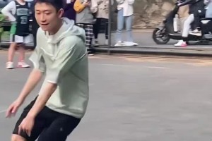 左撇子?。∧行菑堃簧酱蚧@球 這水平算得上野球場(chǎng)大腿嗎？