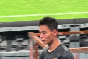 申花球迷賽后集體狂噓薛慶浩，小伙的眼神里充滿(mǎn)了傷心??