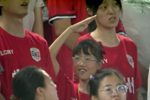 人民有信仰 ！蘇超比賽奏國歌時(shí)，一名小女孩行少先隊(duì)隊(duì)禮