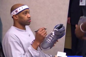 當(dāng)年也是小迷弟！詹姆斯首次進全明星時，讓隊友在鞋子上簽名留念