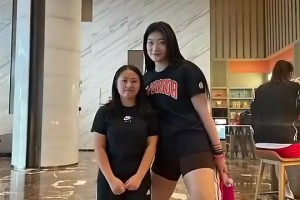 李夢(mèng)有多魁梧？此前她和粉絲合影，身材簡(jiǎn)直是對(duì)方兩倍！??