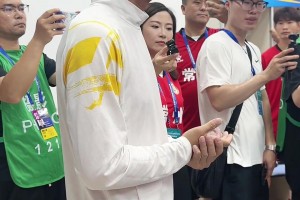 蘇超排面拉滿！前國(guó)門區(qū)楚良親臨常州球員休息室，為大家加油鼓勵(lì)