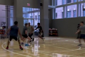 威少這身體狀態(tài)保持得相當不錯啊，怎么會沒球隊愿意簽呢？