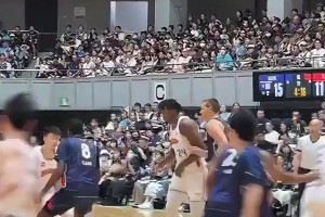 張鎮(zhèn)麟和大白邊這個(gè)配合，感覺白邊沒多少實(shí)力了