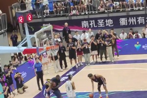 笑死！??程鑫凱穿了件普爾球衣，追夢直接對其上演鎖喉！