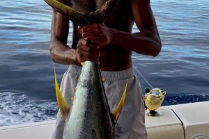 海王帶大哥捕魚(yú)??亞當(dāng)斯社媒曬與KD出海照！這大魚(yú)得超1米？