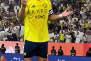 C羅回應(yīng)客隊(duì)球迷貼臉嘲諷：梅開(kāi)二度+微笑指耳朵表示聽(tīng)不見(jiàn)