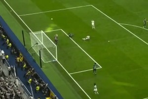 維尼修斯邊路爆趟妙傳姆巴佩，姆總錯失良機(jī)倒頭就睡??