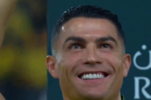 C羅眼里滿滿的愛！喬治娜帶著孩子們?cè)谂_(tái)上跟C羅開心揮手