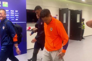 牛志明：賽后王大雷走路一瘸一拐，比賽中撞門柱那下傷了