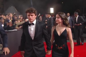 若奧-內(nèi)維斯攜明星女友走紅毯，女友也太美了！