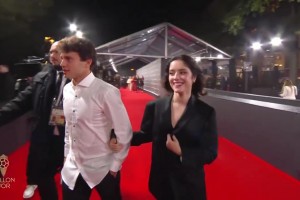 若奧-內(nèi)維斯在夏特雷劇院外向巴黎球迷告別，女友真的太好看了！