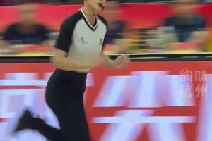 ??浙BA杭州隊(duì)對陣柯城隊(duì)，場上女裁判亮了，又美又颯...