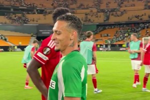 圓神傳射+絕平！比賽結(jié)束時，安東尼與諾丁漢森林球員擁抱寒暄