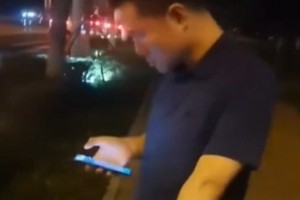 這大體格哈！徐靜雨街頭掃共享單車被圍觀 依舊淡定操控手機~