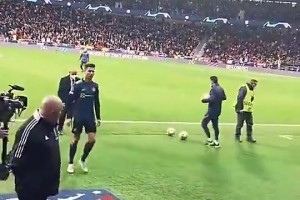 當年C羅避免踩到馬競隊徽，球迷反手送一個中指