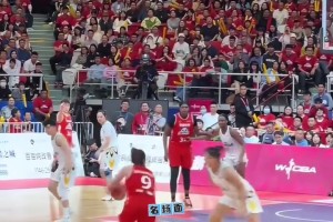 腳踝終結(jié)者！現(xiàn)場直拍李夢連續(xù)crossover晃倒對手！點燃全場！