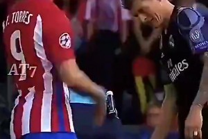 托雷斯怒推C羅！拉莫斯示意C羅用胳膊肘回?fù)??