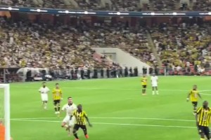 四旬老漢C羅這門前嗅覺和跑位依舊是頂級，主場球迷也在慶祝??