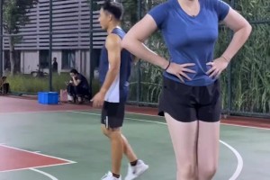 確實(shí)頂不?。a(chǎn)卡戴珊肘姐曬打球視頻：我這個(gè)沖擊力怕你受不了