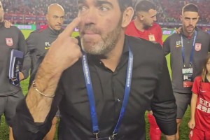 補(bǔ)時(shí)連進(jìn)兩球絕平！實(shí)拍：亞泰主帥蘇亞雷斯賽后激情講話(huà)??