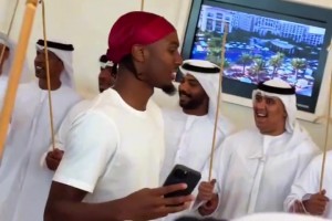 76人全隊抵達阿布扎比參加NBA季前賽 保羅喬治穿搭太帥了