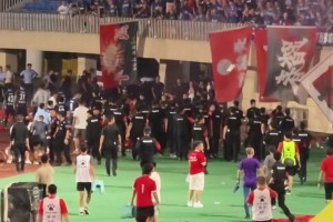 贛超賽場(chǎng)不和諧一幕：景德鎮(zhèn)球迷從看臺(tái)瘋狂投擲雜物??