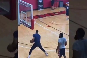 名場(chǎng)面：威少當(dāng)著哈登的面，滑稽模仿他的后撤步！登哥都懵了??