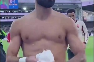 “臥底”實(shí)錘了??！薩拉赫賽后大度把球衣給了水晶宮小球迷