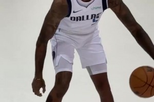 和濃眉再聚首！拉塞爾身披獨(dú)行俠5號(hào)球衣拍攝定妝照