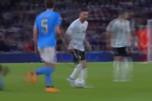 名場面！梅西被迪洛倫佐撞倒，全隊(duì)上來為隊(duì)長出頭！