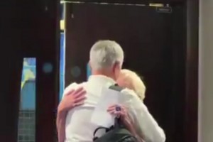 老友重聚！穆里尼奧給切爾西老員工康尼利一個(gè)大大的擁抱