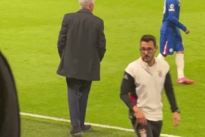 穆里尼奧的名字在斯坦福橋響起，穆帥以飛吻回應(yīng)球迷??