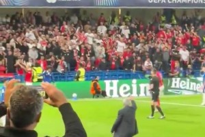 穆里尼奧走向底線，讓本菲卡球迷不要向前本菲卡球員恩佐扔?xùn)|西