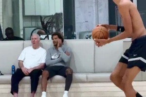 馬刺隊魂！波波維奇現(xiàn)身觀看文班亞馬訓(xùn)練三分??????