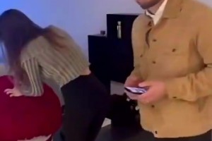 真不避諱！德佩直接上手摟著女裁判，手被甩開后還臭臉了??