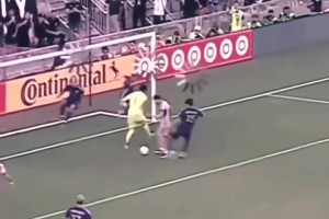 梅西之所以是梅西，因?yàn)樗怯眉夹g(shù)和腦子踢球??