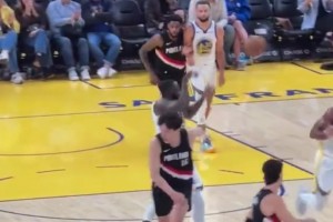 不是追夢絆的！這個視角可以清晰看到，是楊瀚森自己左腿絆右腿導致摔倒