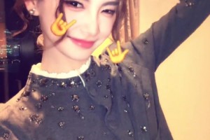 這一笑太著迷了！美女主播金佳悅的手勢舞： 吃一鞭子~