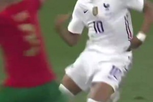 姆巴佩1v1單挑佩佩，沒(méi)想到被一招化解??