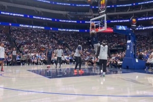 真會玩！萊夫利用球砸地反彈，給自己傳了記空接暴扣！