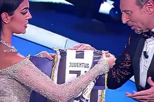 喬治娜和喜劇演員拿意大利國(guó)家德比玩梗，臺(tái)下C羅微笑鼓掌??