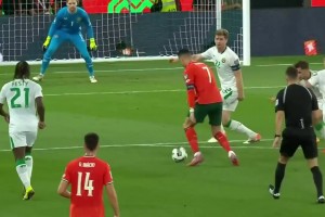 B席這打門太抽象了！C羅遠(yuǎn)射擊中立柱，B席補(bǔ)射空門竟打偏了！