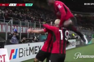 不小心跳高了！名場(chǎng)面：萊奧找隊(duì)友慶祝，結(jié)果……