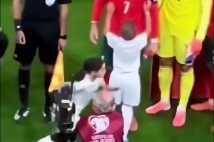 偶像！現(xiàn)場(chǎng)直拍：賽前小球童求抱抱，C羅欣然接受俯身滿足要求！