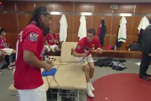 滿滿的回憶??！16年前的曼聯(lián)更衣室，C羅吃著漢堡采訪安德森！