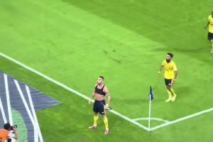 球迷實拍C羅世界波，球速極快，進(jìn)球后十分激動！