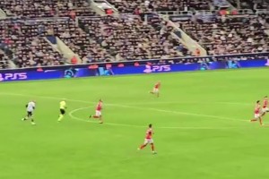 太離譜了??！紐卡門將波普手拋球扔了約60米