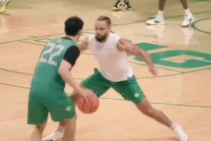 俄勒岡大學(xué)隊(duì)內(nèi)訓(xùn)練！林葳運(yùn)球一步晃開(kāi)到訪(fǎng)的學(xué)長(zhǎng)狄龍布魯克斯！