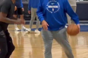 兩個(gè)歷史級(jí)控衛(wèi)！基德在訓(xùn)練中推土機(jī)背打歐文，滿滿的都是歡樂！